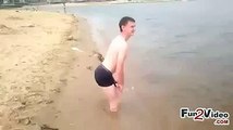 Fun At Beach - man Fun at beach Video online Dailymotion [380]
