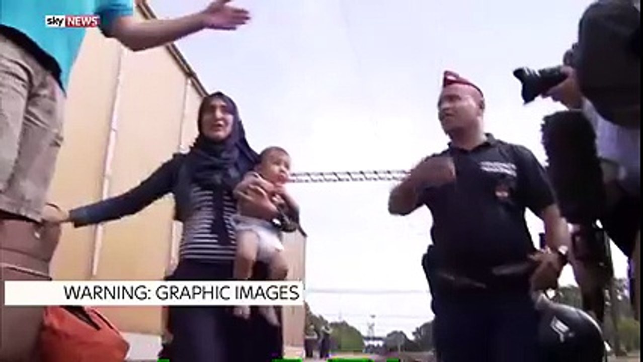 فيديو  فظيع :o : لاجيء سوري يرمي بنفسه وبطفله وبزوحته علي سكة القطار للانتحار..... :o