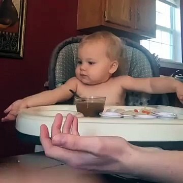 Ce que fait cette petite fille quand son papa entame la prière est juste adorable