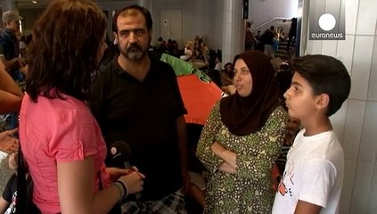 Βουδαπέστη: Δεύτερο βράδυ έξω από τον σιδηροδρομικό σταθμό χιλιάδες πρόσφυγες