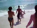 Hombres Atrapan Tiburon con las Manos en Una  Playa.