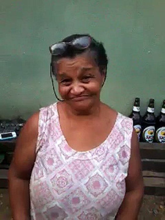 OLD fUNNY WOMAN  HAHAHAHAHAHA....