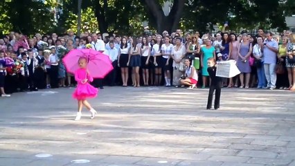 Дети танцуют на школьной линейке 1 сентября! Children dance