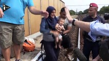 Des réfugiés, piégés, refusent de quitter un train en Hongrie