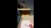 Un prof réveille un élève endormi avec l’extincteur au Pays Bas