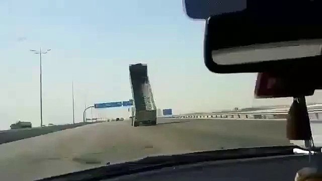 Tabelaya Çak Beşlik Yapan Kamyon