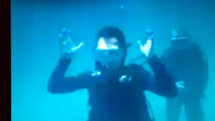 سمندر کی لہروں کے نیچے نماز پڑھتے مسلمان