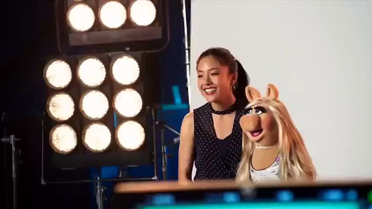 THE MUPPETS ABC - MISS PIGGY HOGS THE CAMERA