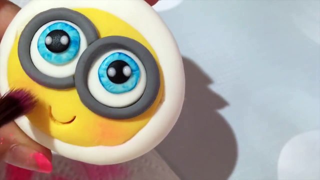 {TUTO n°9} Modelage pâte a sucre Minion Hello Kitty - Cake decorating tutorial