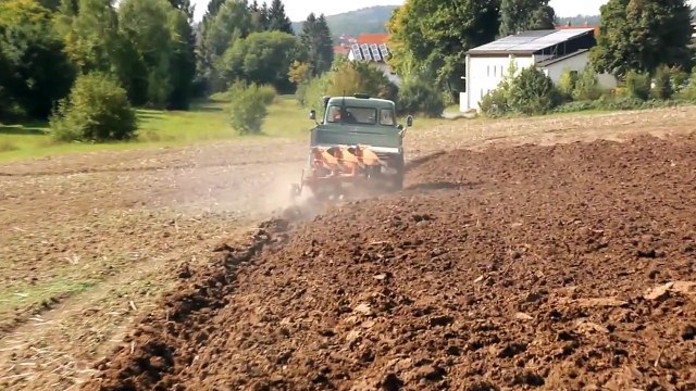 Unimog 406 beim Pflügen