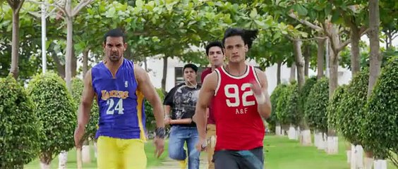 Sinu fights in college scene(Mein tera hero)