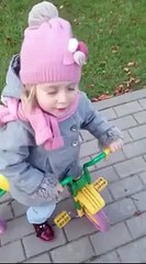 Девочка и китайский велосипед _ Girl and Funny Tricycle