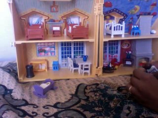 Assma joue avec sa maison