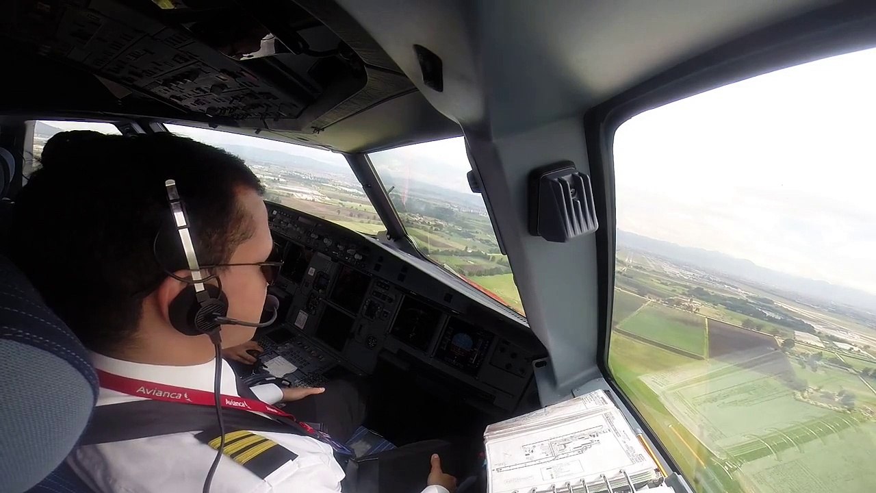 Landing at El Dorado International Airport (SKBO), Airbus A319-115 N691AV Avianca