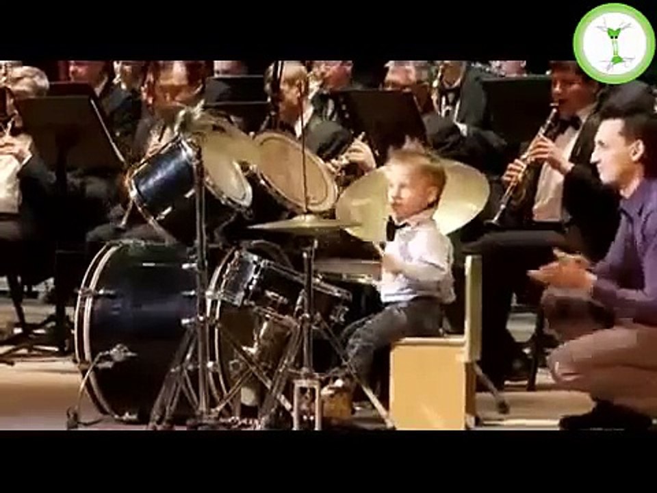 Russia - Bambino prodigio di 3 anni suona la batteria -