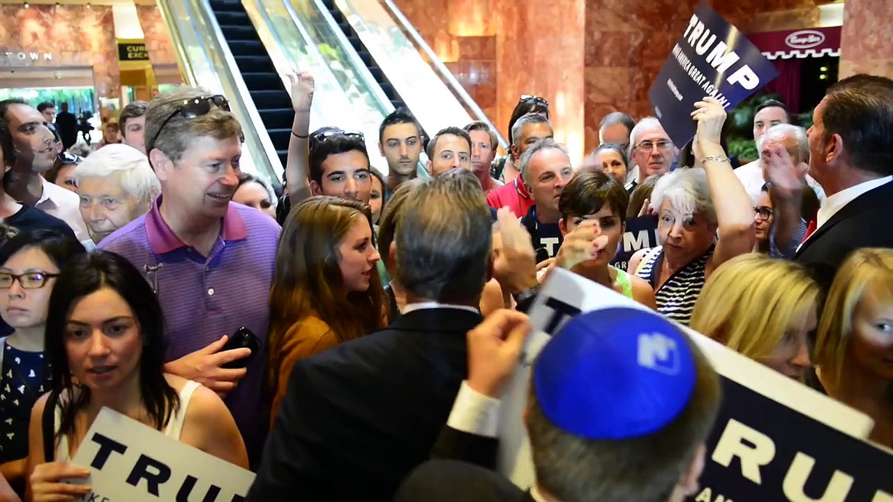 Donald Trump Signs GOP Loyalty Pledge