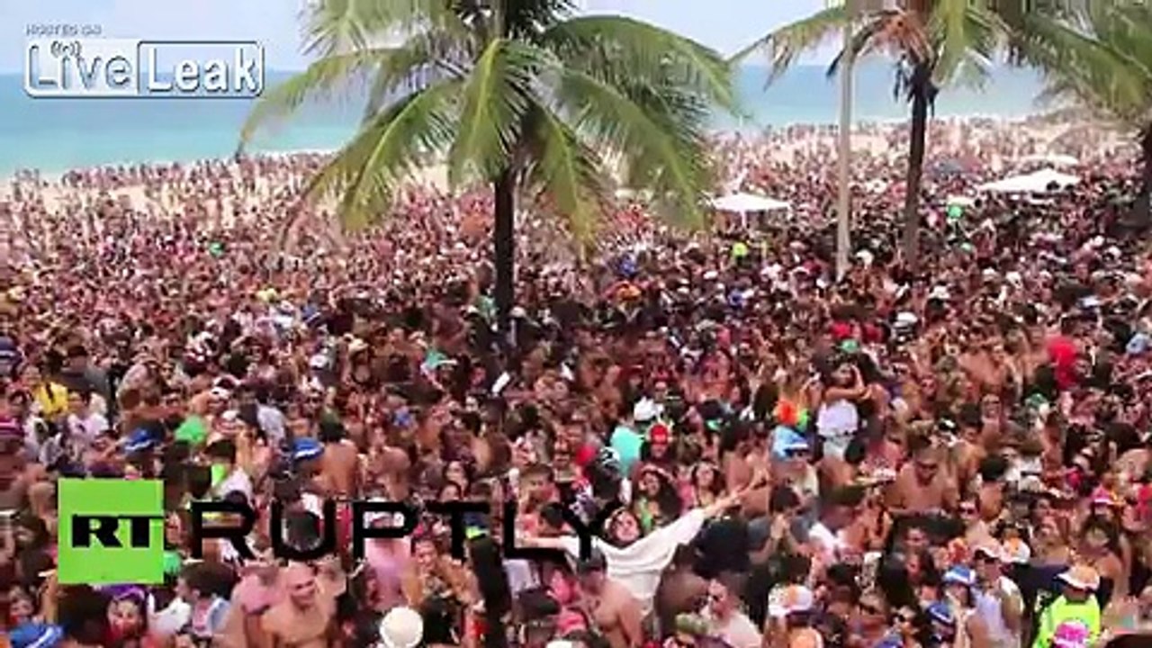 Brazil: Bikinis and MASS KISSING galore at Rio Carnival