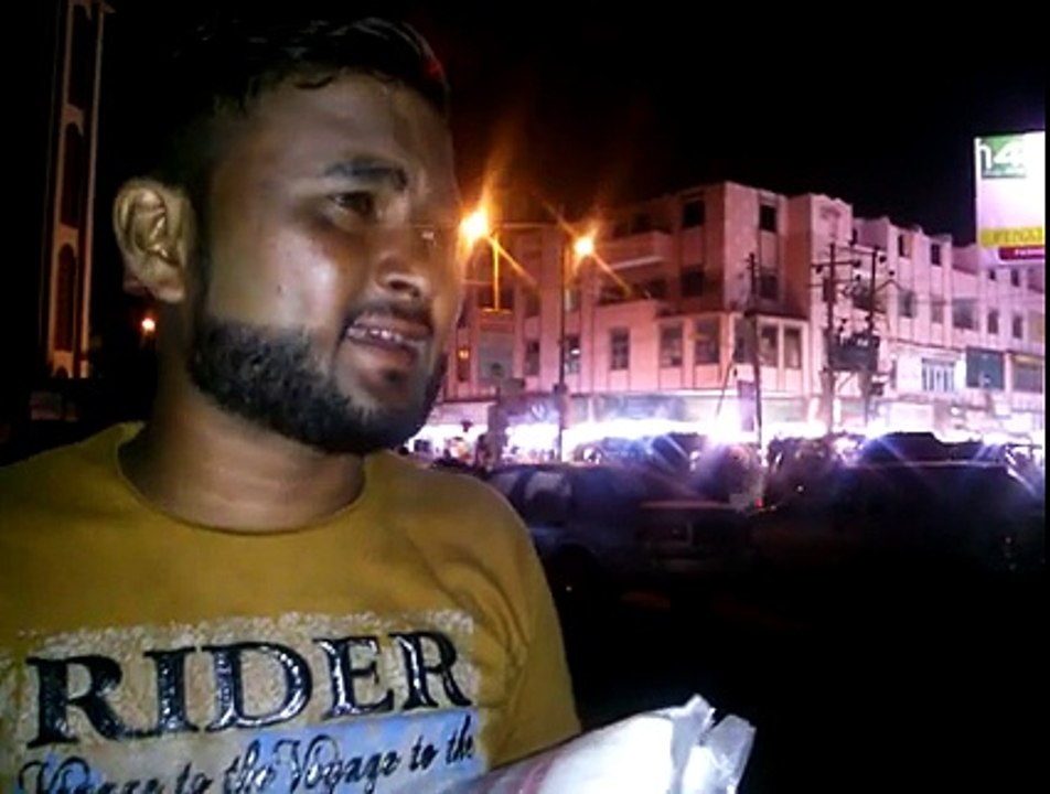 Street Singer Sing a Song Suno na Sange Mar Mar Very Buetyfull Voice At Hydari Karachi.