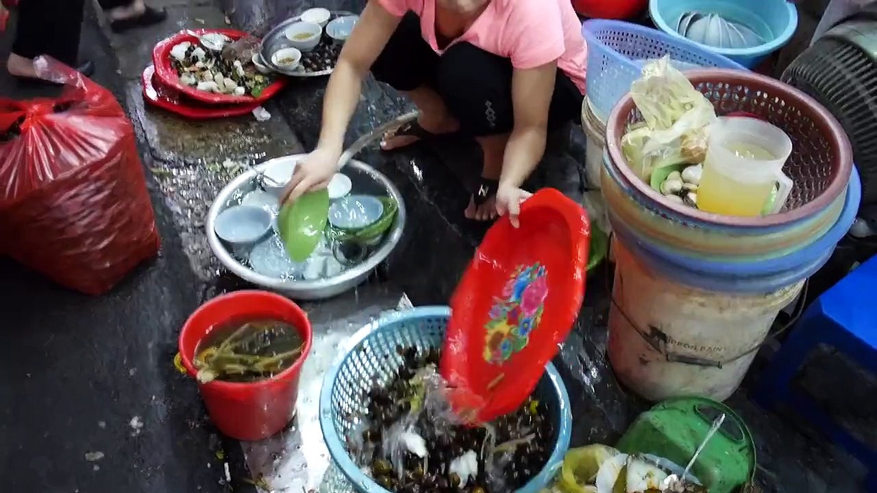 Donal's Vietnamese Adventure: Hanoi Street Food!