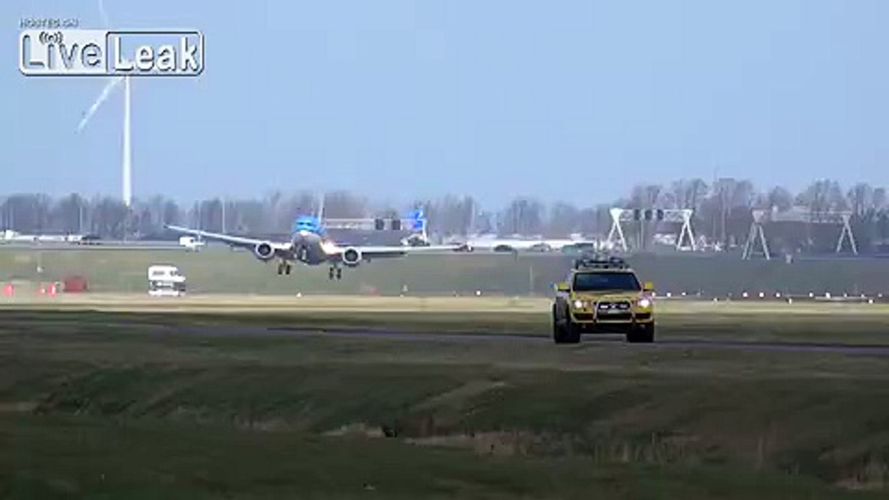 Airliner pulls just in time for Go-Around