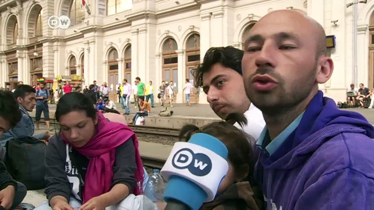 Ungarische Polizei stoppt Flüchtlingszug | DW Nachrichten