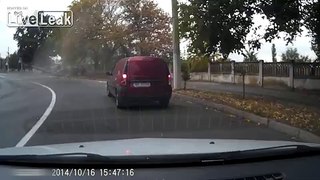 Asshole in Audi Q7 crashing , rolling over into a pole. Love karma.