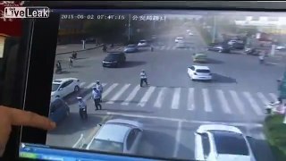 Guy attacks traffic police with a machete