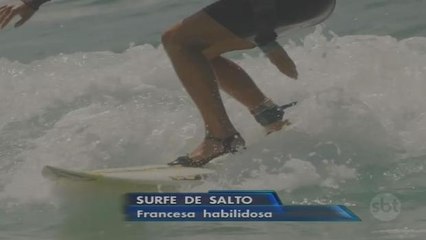 Atleta francesa surfa de salto alto para mostrar ’talento e glamour’