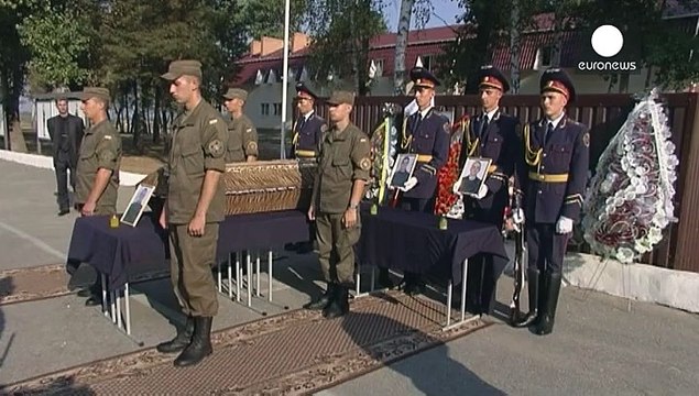 Kiev: ultimo saluto a uno dei tre agenti uccisi negli scontri davanti al Parlamento