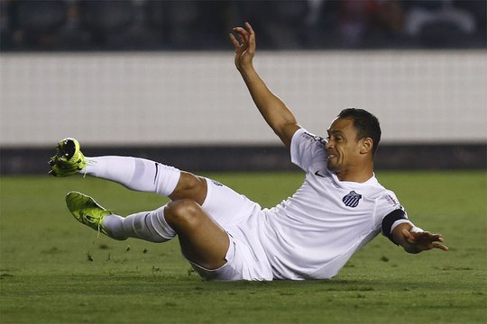 Ricardo Oliveira faz dois, Santos derrota a Chape e fica perto do G4