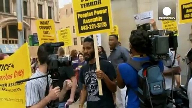 США: суд в Балтиморе отверг требования защиты снять с полицейских обвинения в убийстве Фредди Грея