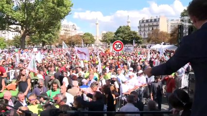 Xavier Beulin hué par les agriculteurs à Paris