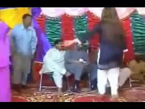 Pakistani Wedding Beautiful Girl Dance ''Jhalak Dikhla Ja''
