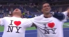 Novak Djokovic danse avec un supporter après sa victoire à l'US Open