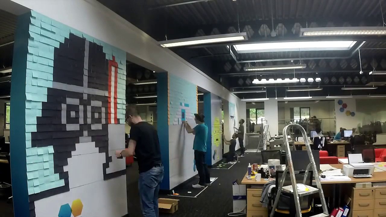 Des employés de bureaux décorent leurs murs sur le thème de Star Wars avec des Post-it... Wall Art magique