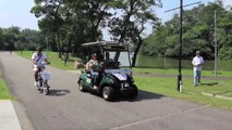 Des voiturettes de Golf sans chauffeur vous conduisent à travers Singapour...