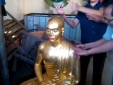 Người Dân bức xúc với pho tượng mang hình sư trụ trì ở Hà Nội, mang tượng ra làm trò hề