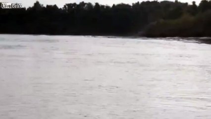 Fisherman films tidal bore in NT