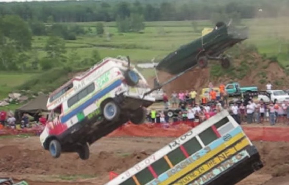 Compilation de voitures qui s'élancent sur des rampes et...