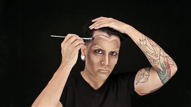 Il se transforme tout seul en personnage de comics avec du maquillage