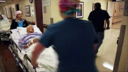 Une greffe de la main sous la peau de l'abdomen pour éviter l'amputation