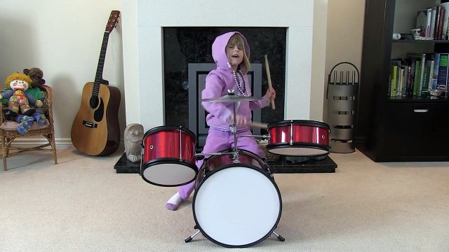 Cette petite fille joue de la batterie comme une pro grâce à un petit montage vidéo