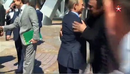 Стивен Сигал встретил Путина в Приморском океанариуме
