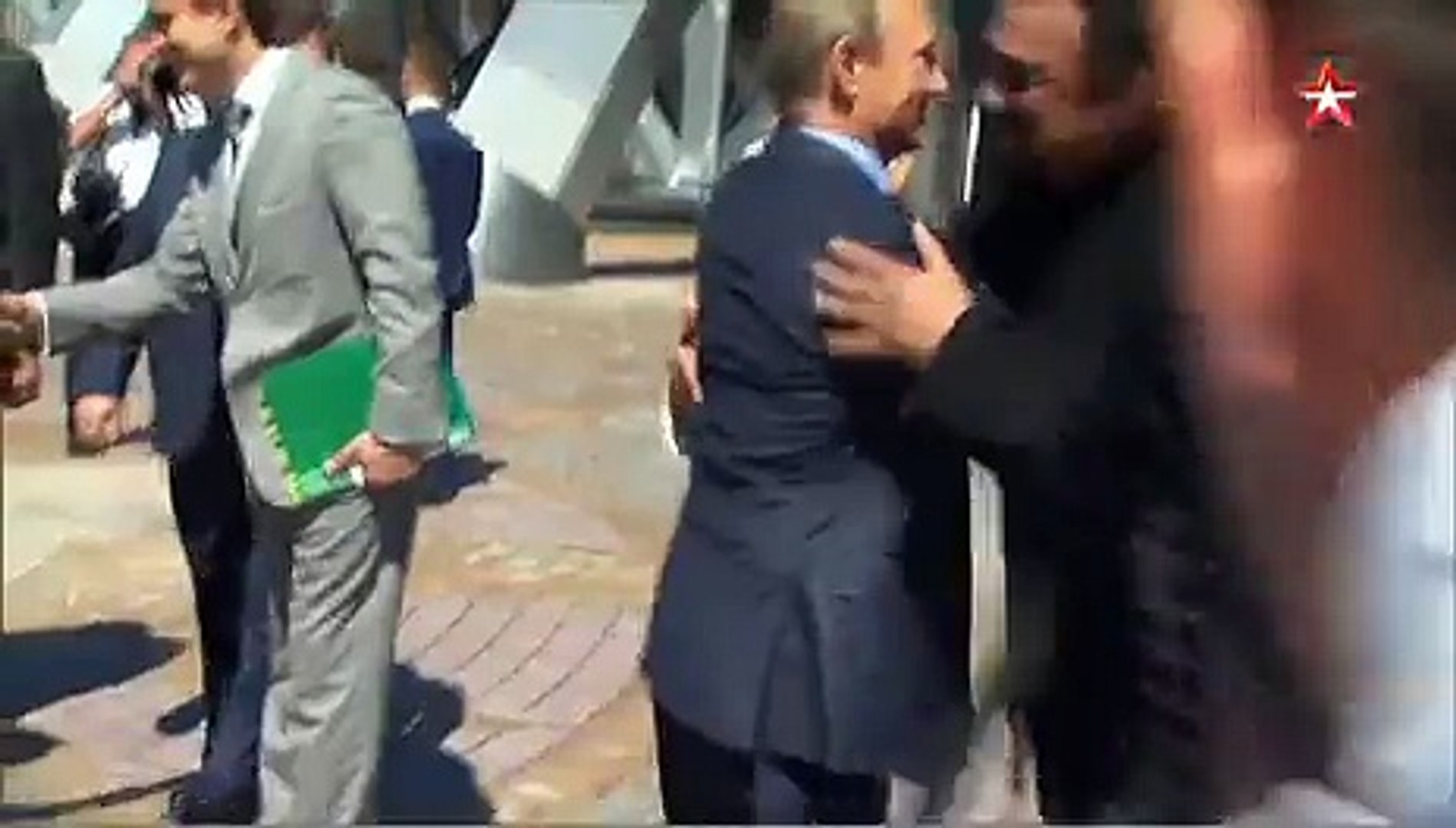 ⁣Стивен Сигал встретил Путина в Приморском океанариуме