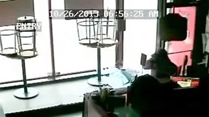 Fail! Thief loses tug of war with iPad