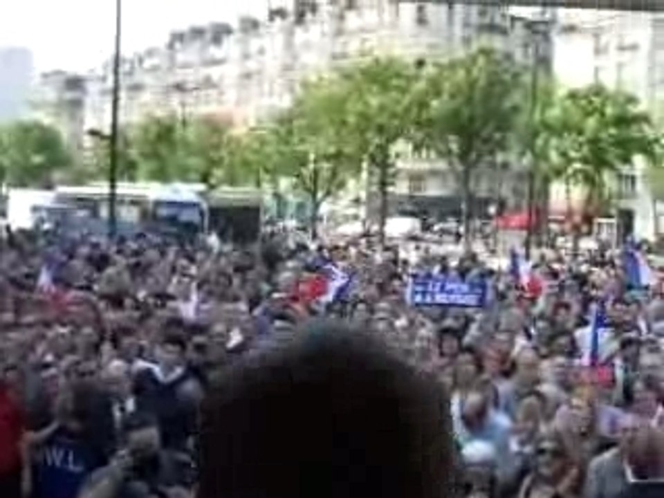 LE PEN - Salut les "Malheureux" ! lol