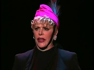 Sylvie Joly : les femmes dans l'armée.