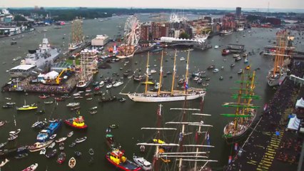 Download Video: Timelapse magique de célébrations dans le port d'Amsterdam - Vues aériennes filmées au Drone