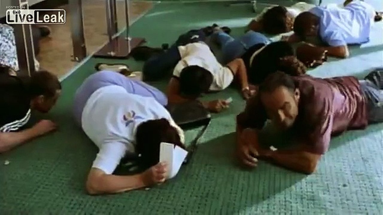 Heath Ledger in bank robbery scene of 'Two Hands' film 1999