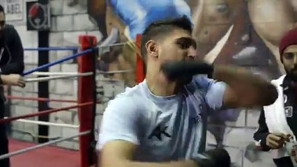 Amir Khan Shows Trick - VIdeosMunch